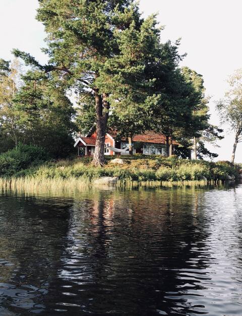 Private island (reachable by bridge) with wood-fired bath and canoe
