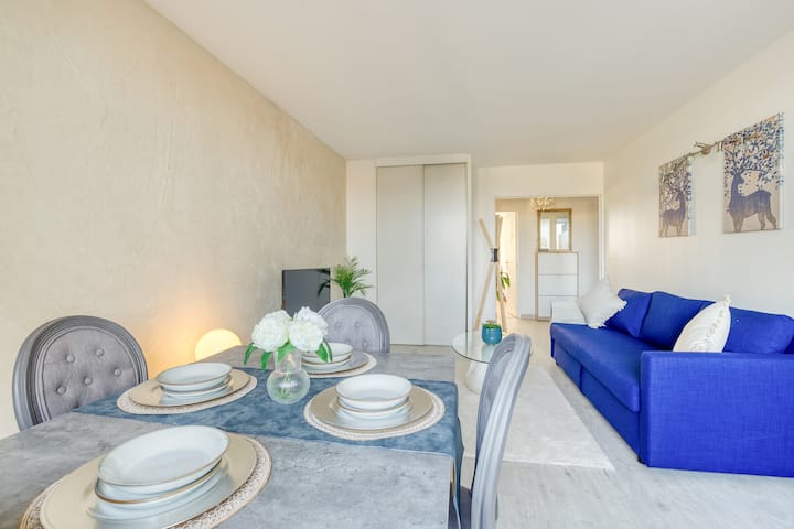 Dhoma e ndenjjes në një stil modern. Një ndriçim i bukur natyror e përmbyt dhomën gjatë gjithë ditës. Çlodhja e garantuar!