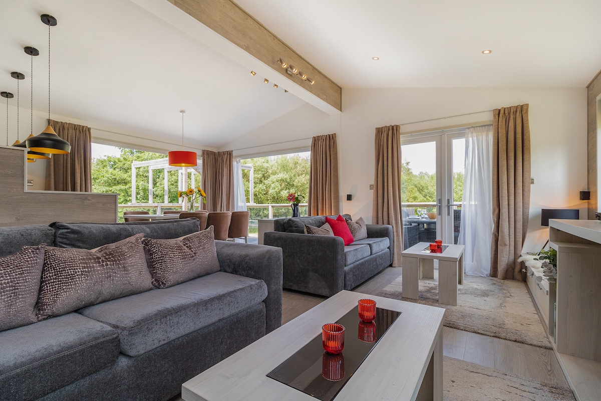 พื้นที่นั่งเล่นหลักพร้อมโซฟาสบายๆ 3 ตัวและพื้นที่นั่งเล่นริมหน้าต่าง 2 ที่
ในวันที่ฝนตกยังมีการ์ดและเกมให้บริการในตู้ข้างทีวี