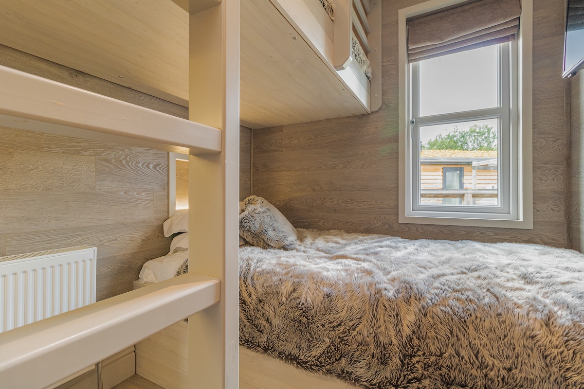 เตียงสองชั้นเดี่ยว 2 เตียงพร้อมทีวีติดผนังและตู้เสื้อผ้าเดี่ยว 
เตียงสองชั้นด้านบนเหมาะสำหรับเด็กและเตียงสองชั้นด้านล่างเหมาะสำหรับอย่างใดอย่างหนึ่ง 
เด็กหรือผู้ใหญ่ ความสนุกที่ยอดเยี่ยมสำหรับเด็กๆ