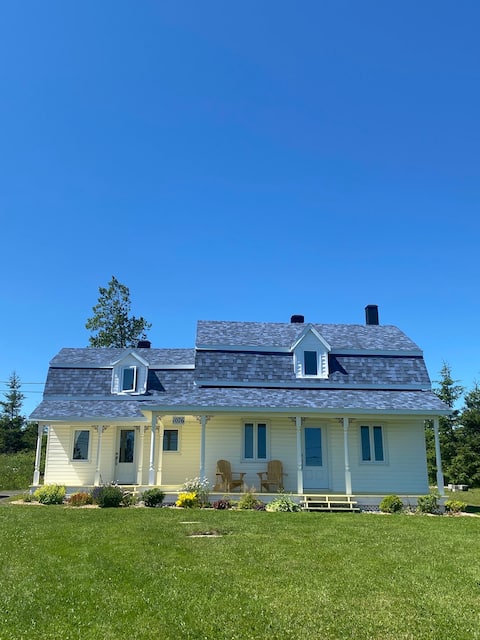 Charming century-old house facing the sea