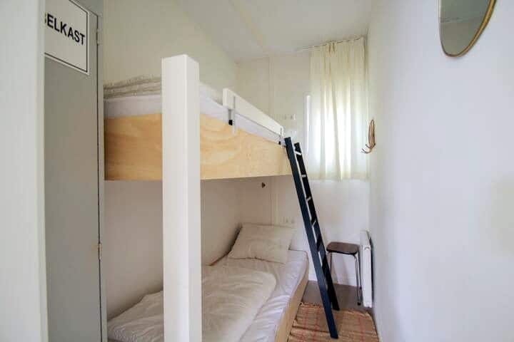 Dormitorio 1 con litera y taquilla