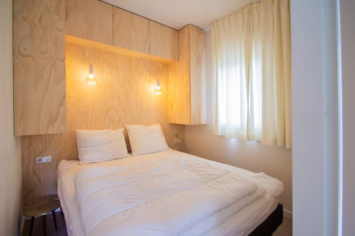 Dormitorio 3 con cama matrimonial y armarios (colgantes y tumbados)