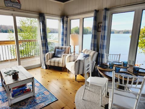Muskoka Waterfront w/ Hot tub (Silver Linings)