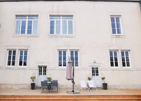 Beautiful 3 bedroom cottage, kitchen and living area.