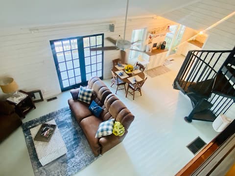 Cozy Talladega Lakefront Home with Hottub