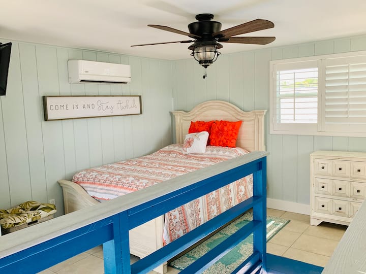 楼上的备用卧室，配有舒适的标准双人床。 枕套床垫、竹阁楼枕头。 带阿迪朗达克椅子的步行阳台。 温馨古朴！房客在房子里最喜欢的房间！ 