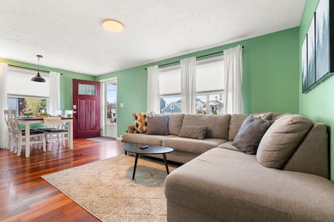 Spacious 4 bedroom w/ 3 floors, Sauna, Backyard