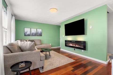 Spacious 4 bedroom w/ 3 floors, Sauna, Backyard