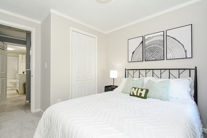 楼上卧室配备标准双人床