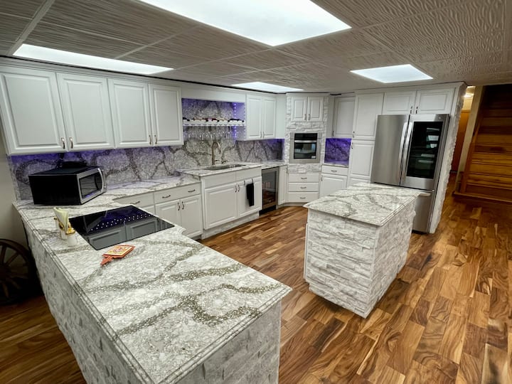 Retreat in the mountains with new hot tub & deck. Guest suites for