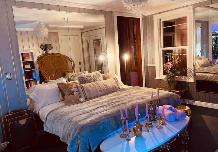 One Room Stay At The Pink Castle(hottub And Pool) - Hudson, WI