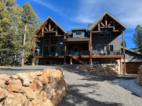 Stunning Luxury Cabin 7 BR 4.5 BA Hi Speed Wi-Fi