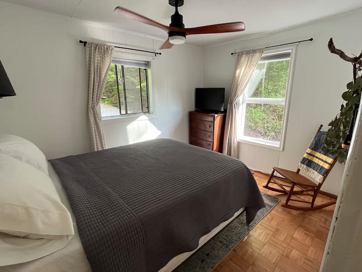 חדר השינה השני של המלכה הוא קומפקטי ויש לו נופים מרהיבים של היער. בחדר הזה יש גם טלוויזיה חכמה הממוקמת בנוחות על השידה. 