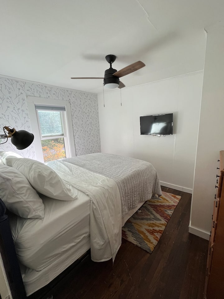 בחדר השינה של המלכה יש טלוויזיה חכמה רכובה, מושלמת להירגע אחרי יום ארוך.