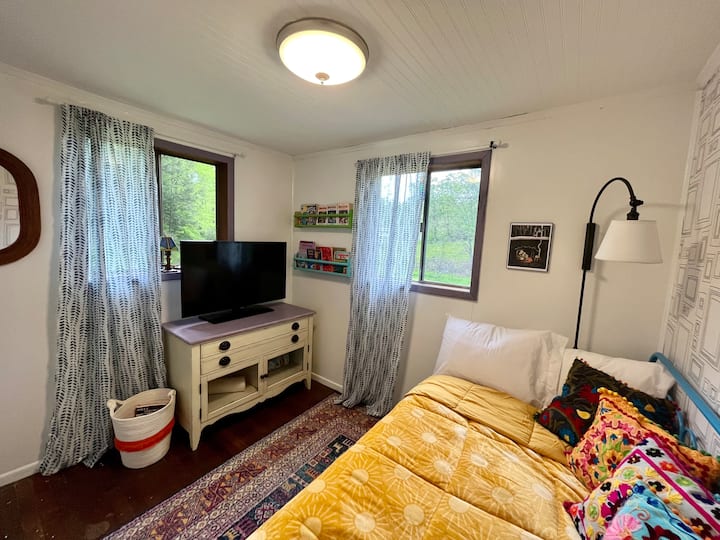 חדר שינה זוגי שכולל מיטה מתקפלת כדי למקסם את היעילות. מקום מושלם לקטנטנים עם טלוויזיה פרטית.