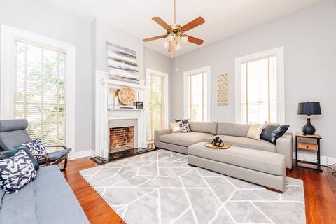 Built in 1875-Sleeps 19 Perfect for Large Groups