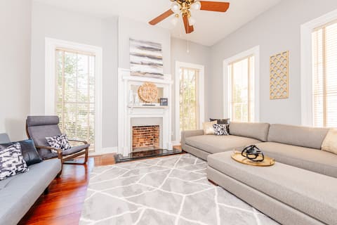 Built in 1875-Sleeps 19 Perfect for Large Groups