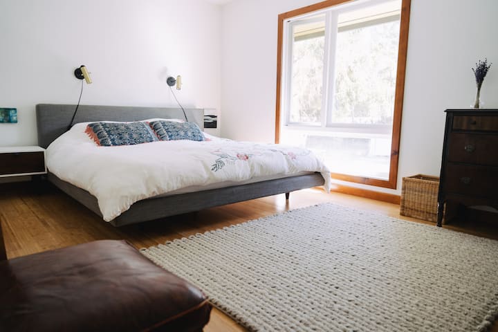 chumba cha kulala na kitanda cha ukubwa wa king