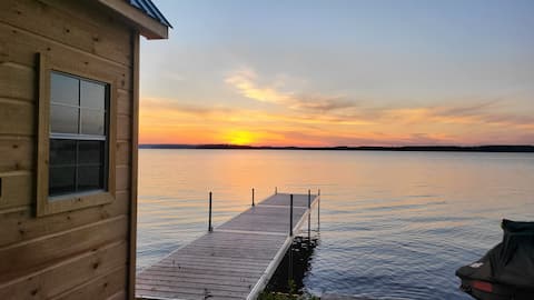 *New* Luxurious Boutique Lakefront Cottage