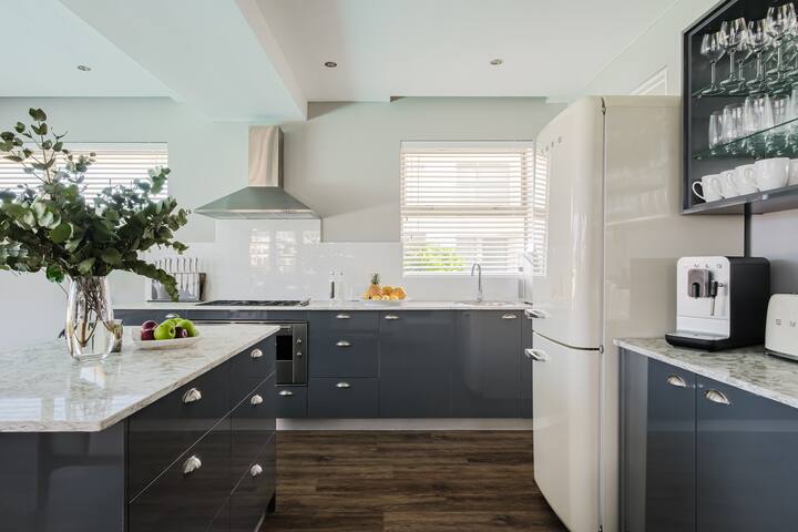 Luxurious Arty Villa close to beaches! gallery image 5