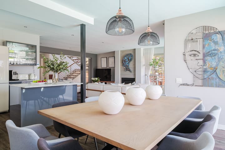 Luxurious Arty Villa close to beaches! gallery image 2