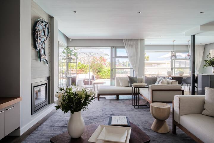 Luxurious Arty Villa close to beaches! gallery image 3