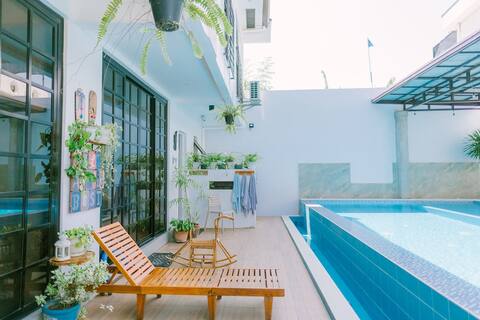 Relaxing Guest House w/ pool near the Metro Manila