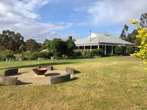 Bluestone Homestead - 4 Bedroom Family Farm Stay