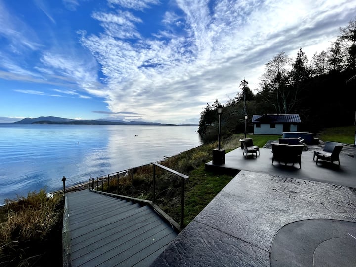 Waterfront Guest House w/Hot Tub Access Guesthouses for Rent in