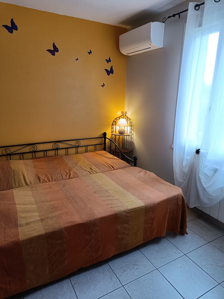 ห้องเชอร์รี่อยู่ชั้นล่าง 
เตียงในรูปแบบสำหรับ 2 คน (180 * 200) ฟูกนอน 2 หลังที่อยู่ติดกัน
