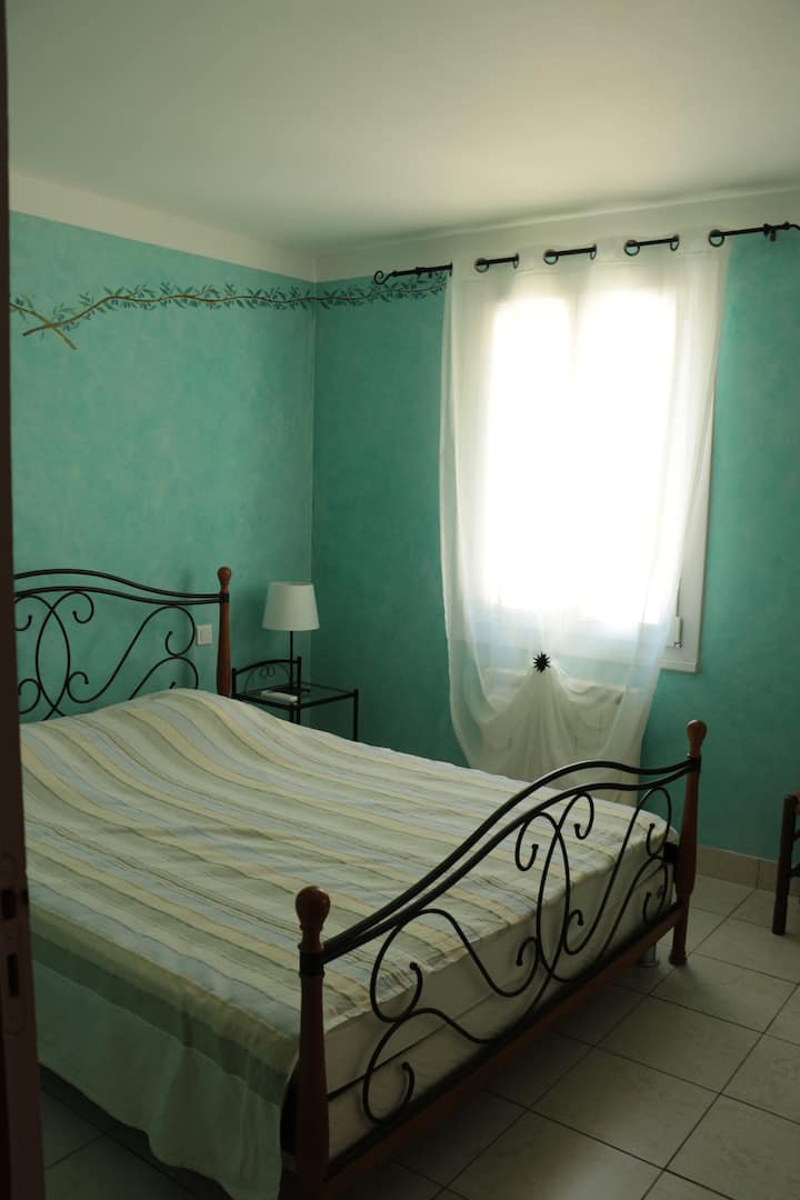 ห้องมะกอกอยู่ชั้นล่าง
เตียง 160 * 200