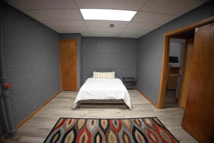 Private Walkout Basement W/ Bath And Kitchenette - Omaha, NE
