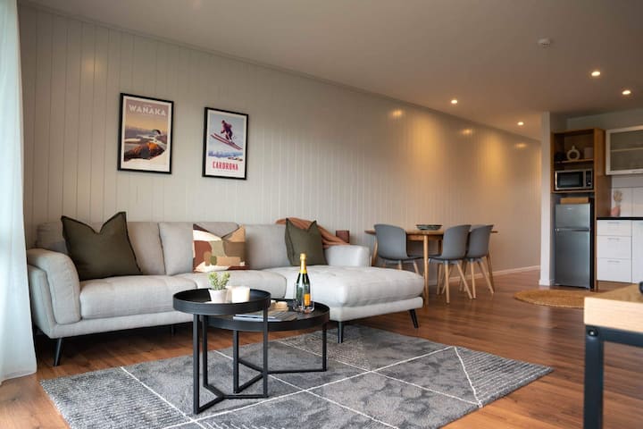Chic, spacious, 2 bed apartment in Wanaka