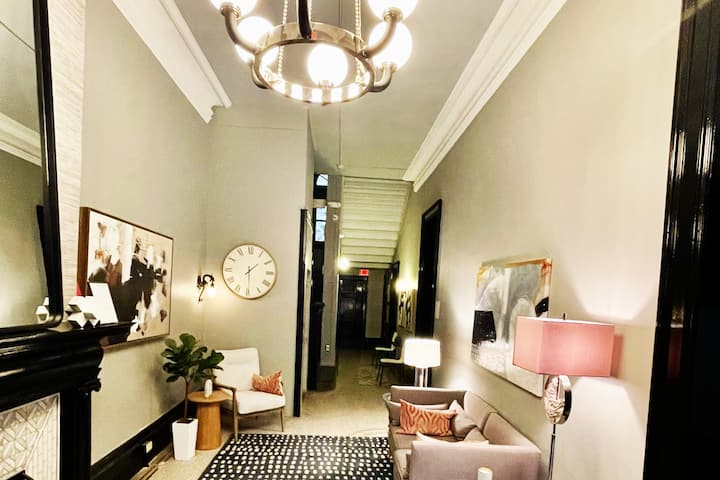 Designer's Historic Hideaway. Prime Location! - Liverpool, NY
