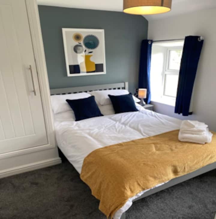 Amka katika chumba hiki kizuri cha kulala mara mbili chenye mandhari ya Snowdonia.  Bafu la ndani na bafu la umeme.