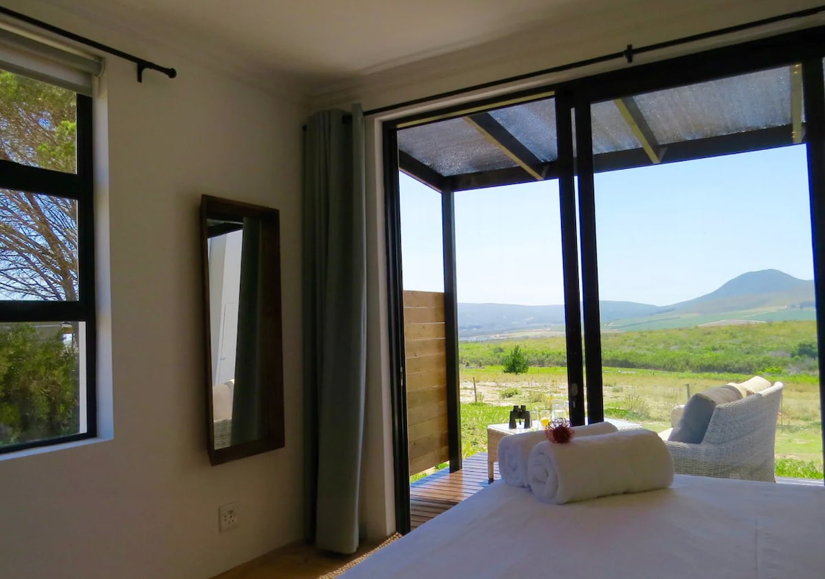 Privatna terasa u spavaćoj sobi br. 1 savršena je za jutarnju kavu ili večernju sundowner. Ova spavaća soba ima vlastitu kupaonicu s tušem.