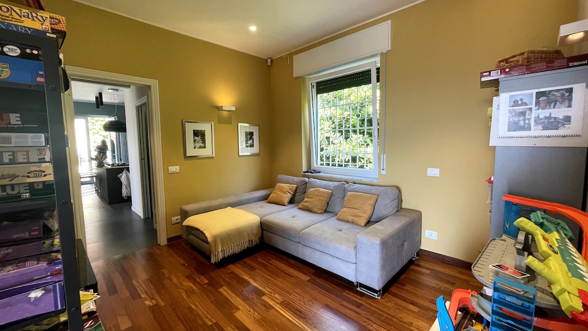 TV miestnosť/ herňa 
Pohovka sa môže otvoriť a vytvoriť tak väčšiu pohovku (alebo možnú posteľ pre dve osoby).