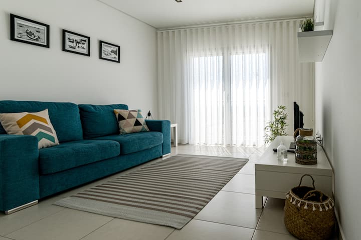 Მისაღები ოთახი აივნით, ზღვის ხედით