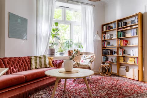 Successful Airbnb property: Plants, art and a garden in St. Hanshaugen