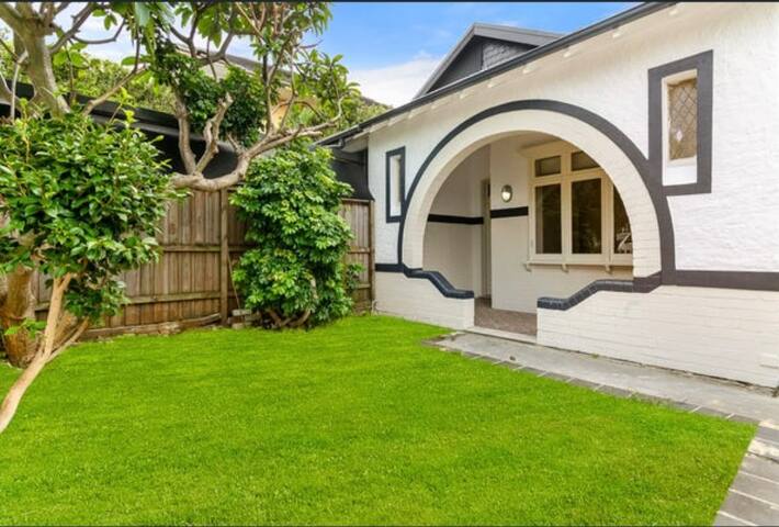 2 bedrooms in stunning Bondi Beach-side home gallery image 5