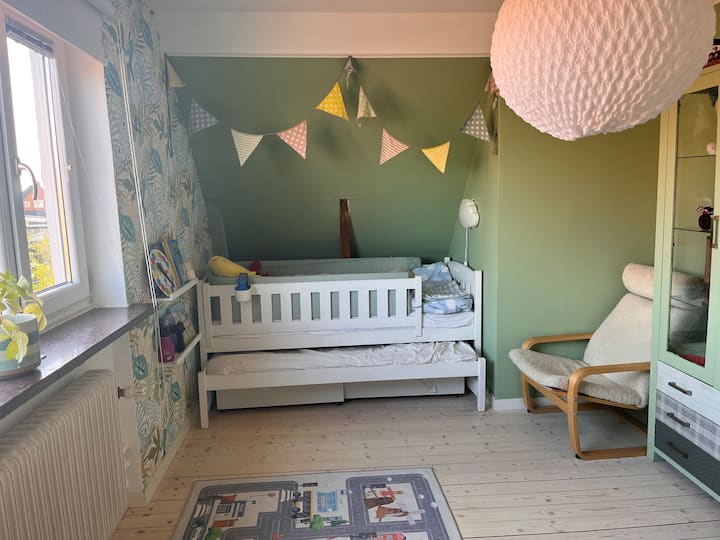 Chumba kilicho na vitanda 3 vya watoto wadogo.