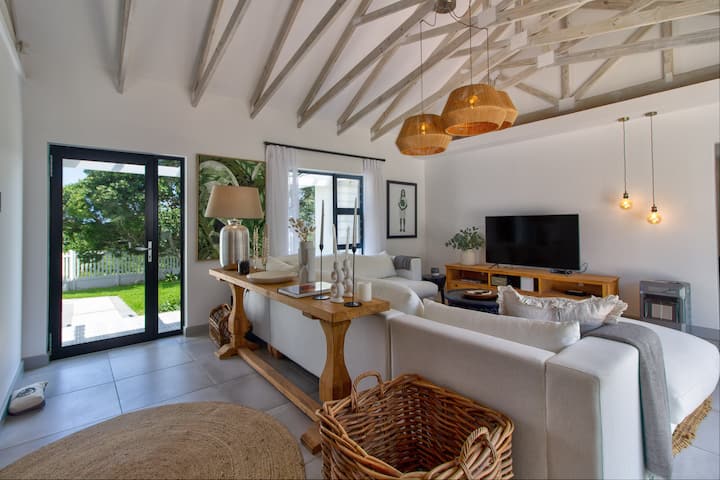 Modern Stylish Home With Pool - Kenton-on-Sea
