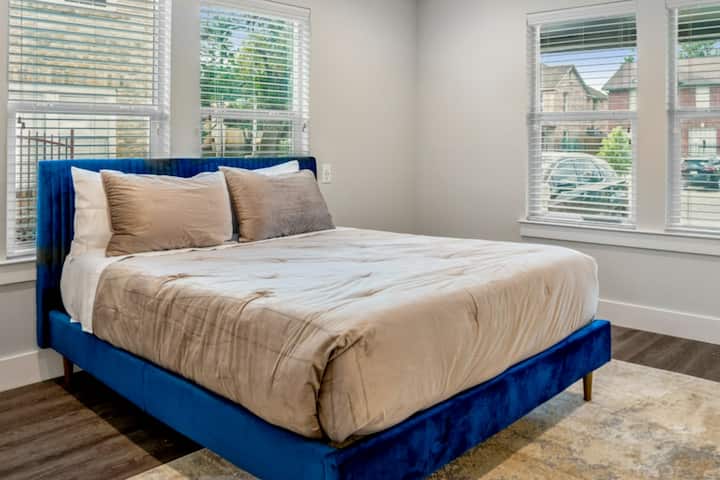 Cómodas camas tamaño queen en cada habitación. Cada habitación también tiene estaciones de carga cerca de la cama. 