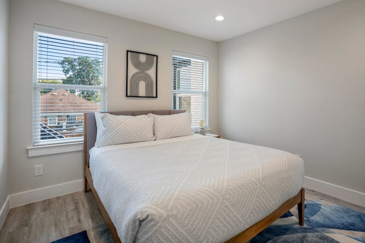 Cómodas camas tamaño queen en cada habitación. Cada habitación también tiene estaciones de carga cerca de la cama. 