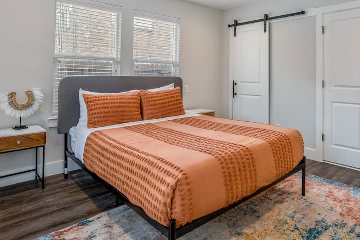 Cómodas camas tamaño queen en cada habitación. Cada habitación también tiene estaciones de carga cerca de la cama. 