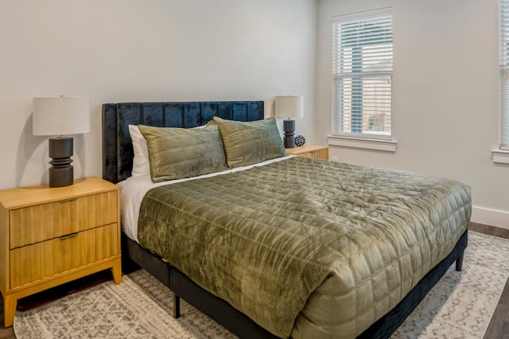 Cómodas camas tamaño queen en cada habitación. Cada habitación también tiene estaciones de carga cerca de la cama. Bien diseñado con lámparas y mesas auxiliares y un armario privado. 