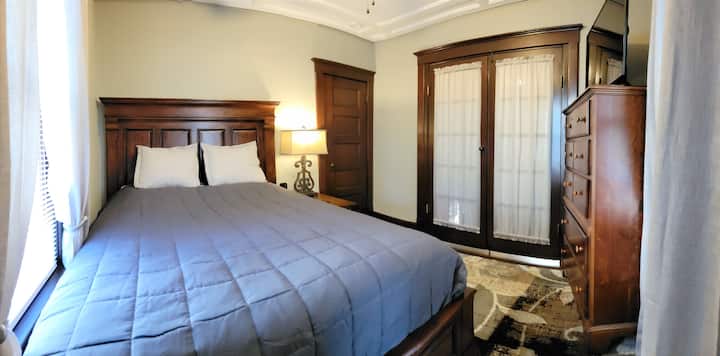 Druga spavaća soba ima bračni krevet. U ormaru i komodi ima dovoljno prostora za odlaganje odjeće. Francuska vrata mogu se otvoriti kako bi se prostor proširio. Ova spavaća soba ima Roku TV s načinom rada za goste i utičnicama na noćnom ormariću.