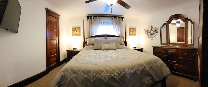 Veliki madrac na vrhu jastuka jamči miran san. Dovoljno prostora u ormaru, komodi i noćnim ormarićima. Ova spavaća soba ima Roku TV s načinom rada za goste i utičnicama na noćnim ormarićima. Uključen je Spectrum TV s više od 60 kanala.