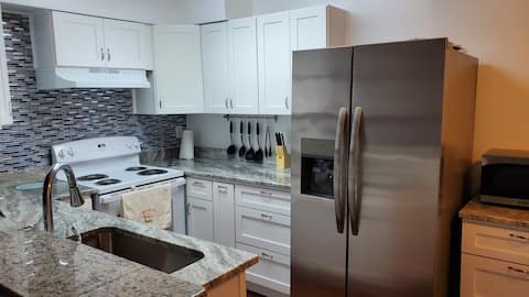 Beautiful Quiet 2 Bedroom Townhouse - Updated